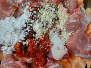 4、豆瓣蒸排骨,淀粉，清水少许