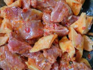 5、豆瓣蒸排骨,拌匀腌制半小时备用