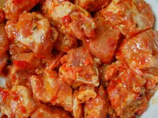 6、豆瓣蒸排骨,准备一个盘子，摆放好排骨