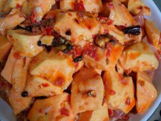 7、豆瓣蒸排骨,排骨上摆上红薯，上锅蒸一个小时