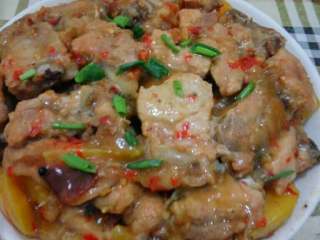 8、豆瓣蒸排骨,准备一个盘子，倒扣即可