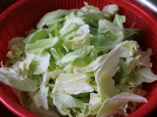 3、≈干锅手撕包菜≈,沥干水分