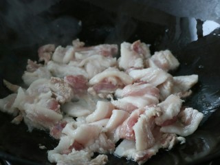 8、≈干锅手撕包菜≈,热锅冷油，放入五花肉煸炒