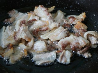 9、≈干锅手撕包菜≈,煸炒至出油，微焦