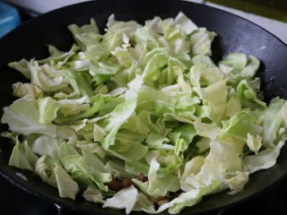 12、≈干锅手撕包菜≈,接着倒入包菜