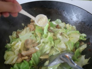 14、≈干锅手撕包菜≈,加入鸡精