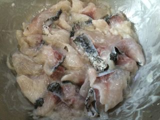 6、酸菜鱼,用手抓均匀，腌制5分钟。