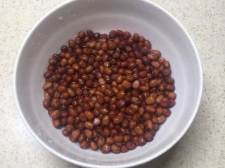 1、冰皮月饼（附豆沙做法）, 首先我们要来制作豆沙馅，a材料为豆沙馅。红豆提前一晚泡好。