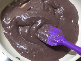 3、冰皮月饼（附豆沙做法）,当程序结束后将红豆放入搅拌机打成细腻的泥状。