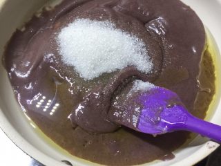 4、冰皮月饼（附豆沙做法）,加入油，糖。小火煮，过程不停的搅拌以防糊锅。