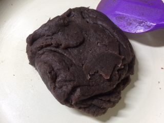 5、冰皮月饼（附豆沙做法）,煮到最后红豆陷可以拌成团就可以了。（在这里我要说一下就是如果你是做广式月饼的话，那这个陷的油还要加，加到红豆陷看起来油亮油亮的。）