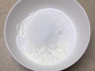6、冰皮月饼（附豆沙做法）,接下来准备冰皮，b材料为冰皮。将b材料里的糖粉，糯米粉，粘米粉，玉米淀粉混合。