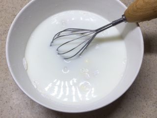 7、冰皮月饼（附豆沙做法）,加入牛奶搅拌至无颗粒。