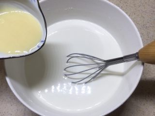 8、冰皮月饼（附豆沙做法）,加入炼乳。