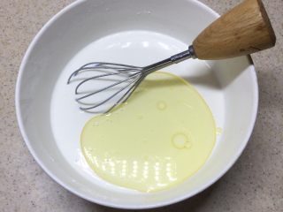 9、冰皮月饼（附豆沙做法）,加入玉米油搅拌至无油水分离的状态。