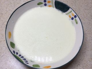 10、冰皮月饼（附豆沙做法）,将搅拌好的面糊倒入碗中。碗选择浅一点，陶瓷的受热比较均匀。