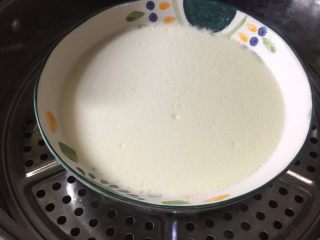 11、冰皮月饼（附豆沙做法）,放入蒸锅蒸25分钟。蒸的时候锅盖开出一条小缝，这样就不会有太多的水倒流进面糊里。