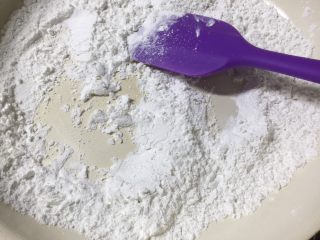 12、冰皮月饼（附豆沙做法）,将50克的糯米粉炒至微黄，放凉待用。 