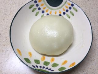 13、冰皮月饼（附豆沙做法）,蒸好的冰皮搅拌放至微热不烫手。戴上一次性手套揉成光滑的面团，揉到什么程度就好像你的耳垂那样的柔软度就可以了。