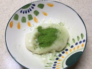 14、冰皮月饼（附豆沙做法）,取1/2的冰皮加入抹茶粉揉匀。