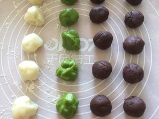 15、冰皮月饼（附豆沙做法）,我的月饼模是50克的，饼皮与馅料分割成25克一份。