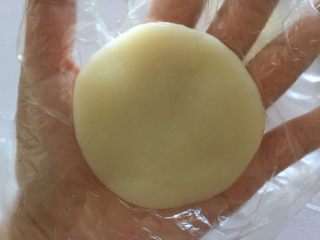 16、冰皮月饼（附豆沙做法）,取一个饼皮按扁。