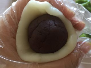 17、冰皮月饼（附豆沙做法）,放到虎口处，加入豆沙馅，捏合。