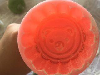 18、冰皮月饼（附豆沙做法）,月饼模里撒一层糕粉，晃一晃。使糕粉均匀的粘在月饼模上。