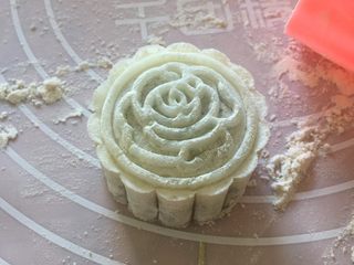 19、冰皮月饼（附豆沙做法）,将包好的面团放入月饼模压出形状。