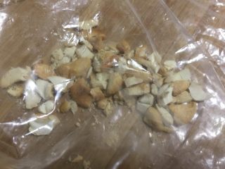 5、私房炸酱面,熟花生仁装袋檊成碎粒。