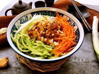 10、私房炸酱面,将煮好的面捞出放碗里，上面铺上青菜丝葱丝，淋上酱，最后撒上花生碎（可将花生装袋擀成花生碎）。