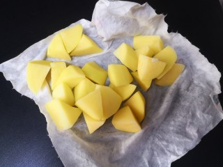 4、魔芋烧鸭,厨房纸吸干水，这样炸的时候不会溅油烫伤