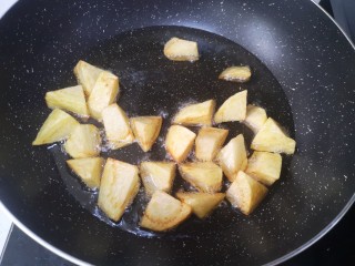 6、魔芋烧鸭,中火炸至表皮金黄土豆熟