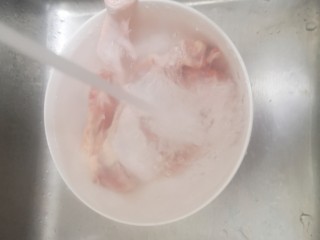 11、魔芋烧鸭,鸭肉是买切好的，不用再切流动水用手揉捏鸭肉，把体内脏物排掉，至水清（这样没腥味不用焯水）