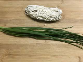 1、葱油拌面,准备好材料。