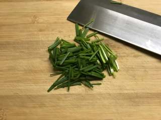 2、葱油拌面,香葱洗净后吸干水份切段。
