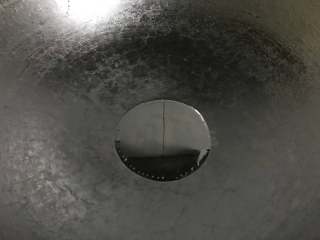 3、葱油拌面,锅中倒入适量油。