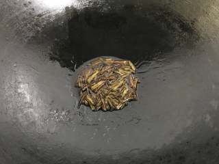 5、葱油拌面,开小火炸至葱叶变成焦黄色。