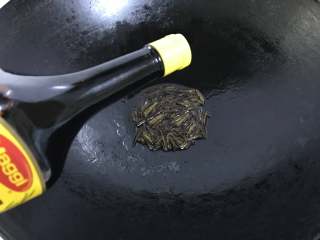 6、葱油拌面,倒入1勺美极鲜味汁。