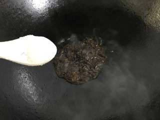 7、葱油拌面,再加入适量的糖,煮至酱料冒泡，大约2分钟，这样葱油就熬制好了。