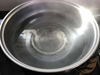 8、葱油拌面,另取一锅，加水煮开。