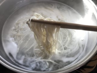 9、葱油拌面,放入面条煮开。
