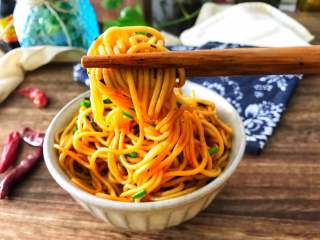 12、葱油拌面,香气扑鼻，味道鲜美的葱油面。