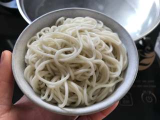 10、葱油拌面,煮到自己喜欢的软烂程度后捞出。