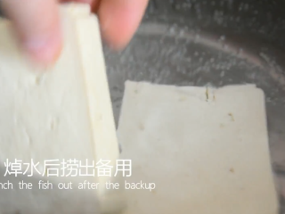 2、成本只有5元的菜，却做出了米其林餐厅的感,焯水后捞出备用