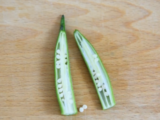 3、成本只有5元的菜，却做出了米其林餐厅的感,秋葵洗净，切切去头部后切半