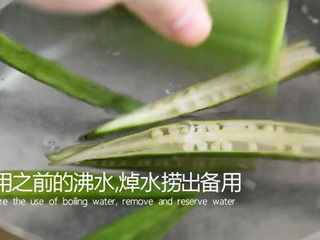 4、成本只有5元的菜，却做出了米其林餐厅的感,利用之前的沸水，焯水捞出备用