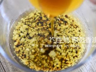 8、成本只有5元的菜，却做出了米其林餐厅的感,倒入1勺生抽、1茶匙香油拌匀
