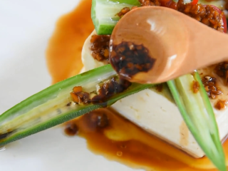 10、成本只有5元的菜，却做出了米其林餐厅的感,淋上酱汁即可