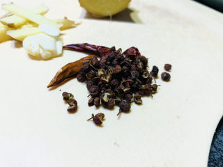 4、麻辣田螺,辣椒????️，花椒洗净；